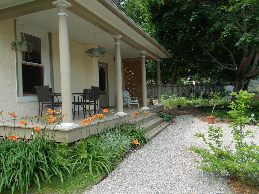 Absolute 1000 Islands Monthly Suites Гананокве Номер фото